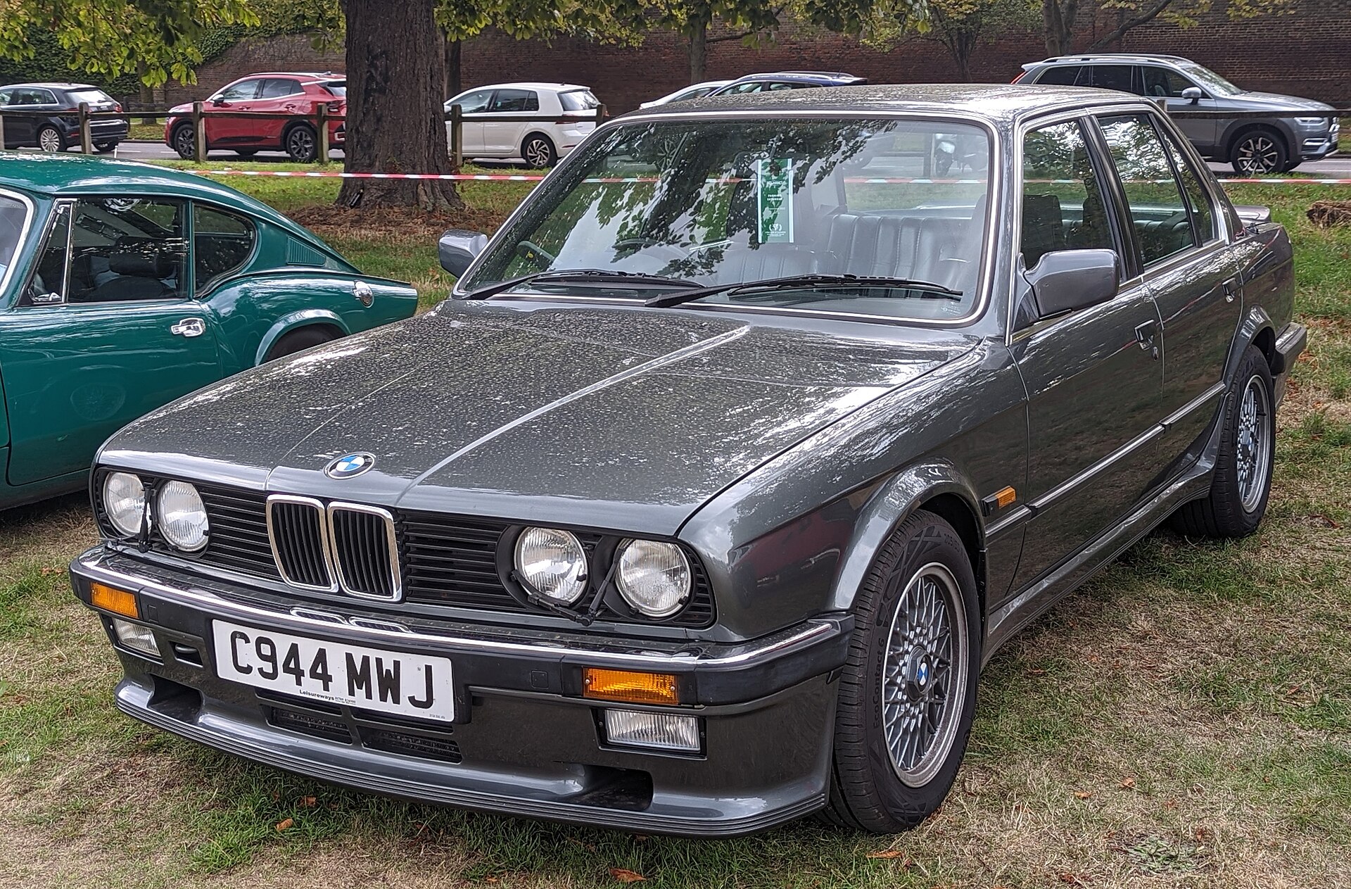 Четырёхдверный седан BMW E30 на реальной лицензированной фотографии