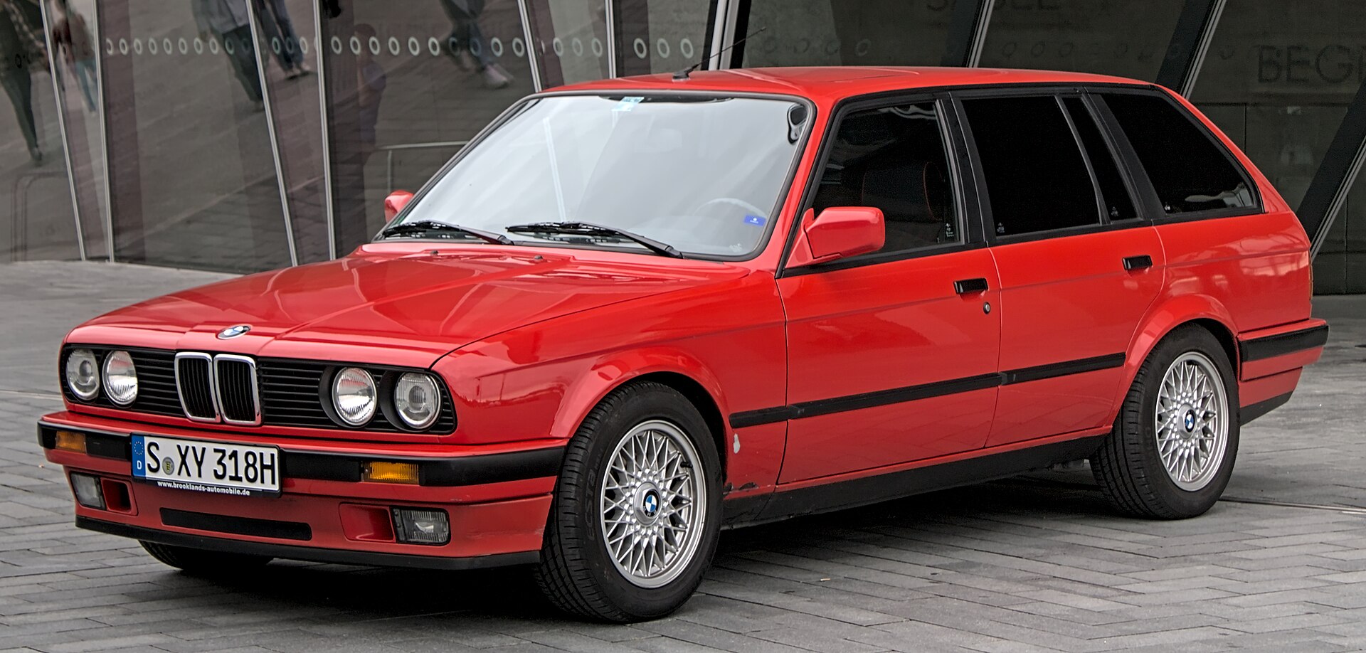 Touring BMW E30 на реальной лицензированной фотографии