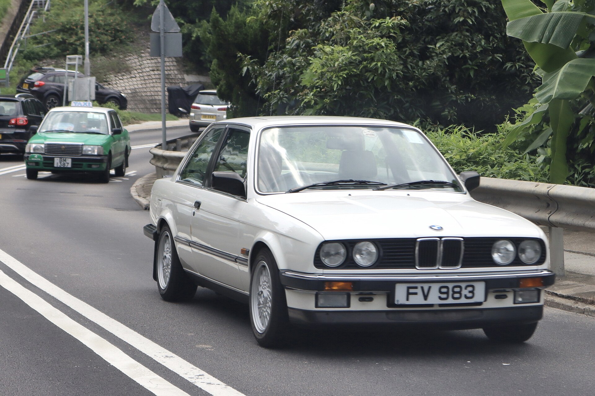 Двухдверный седан BMW E30 на реальной лицензированной фотографии