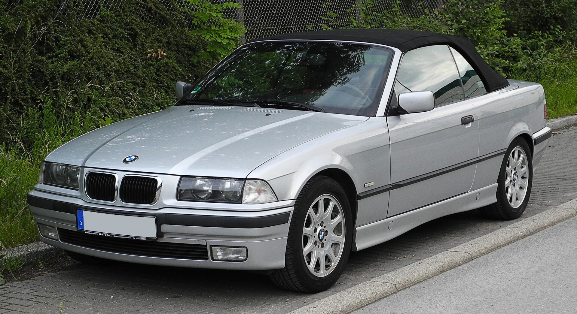 Кабриолет BMW E36 на реальной лицензированной фотографии