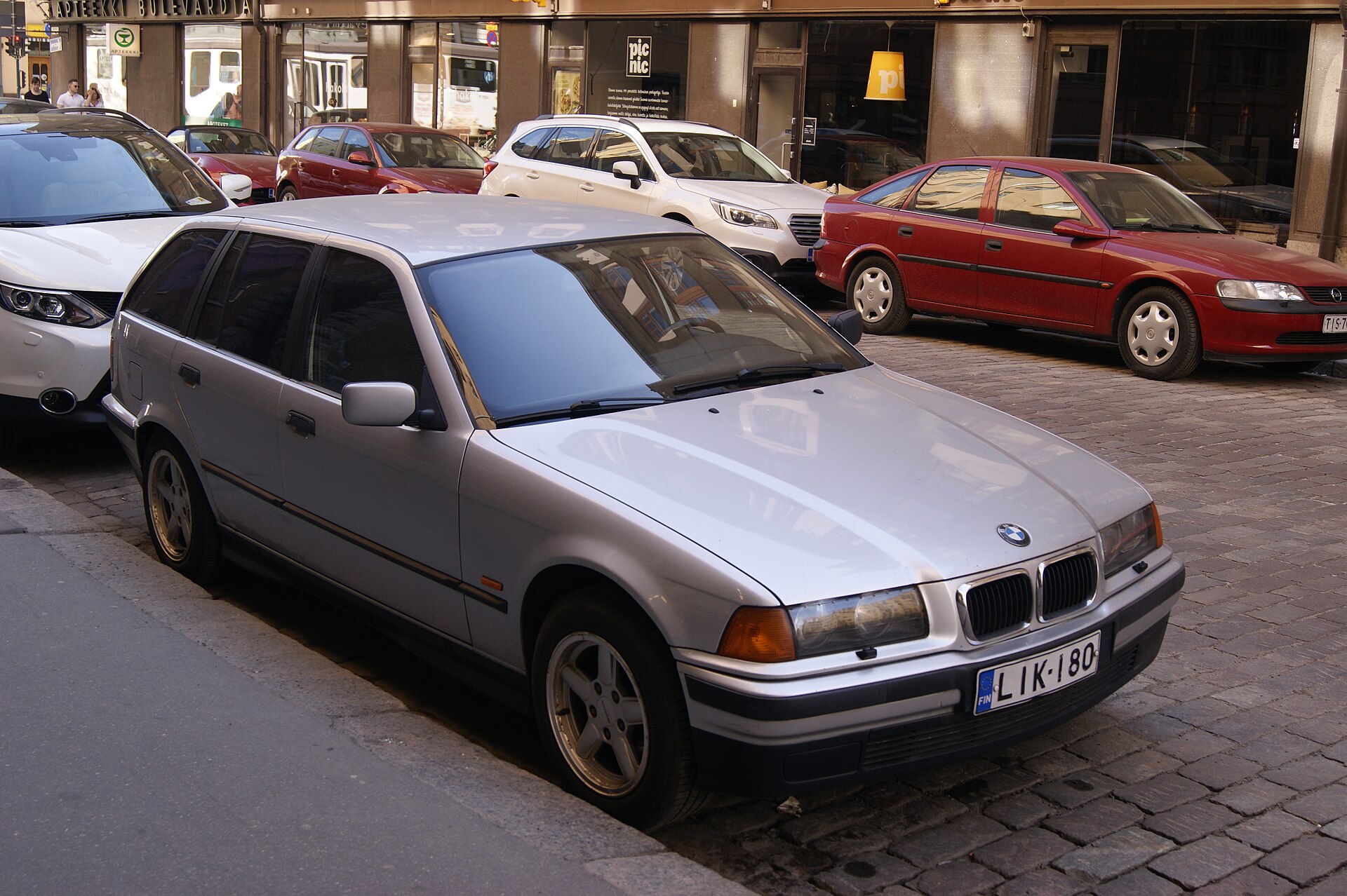 Touring BMW E36 на реальной лицензированной фотографии