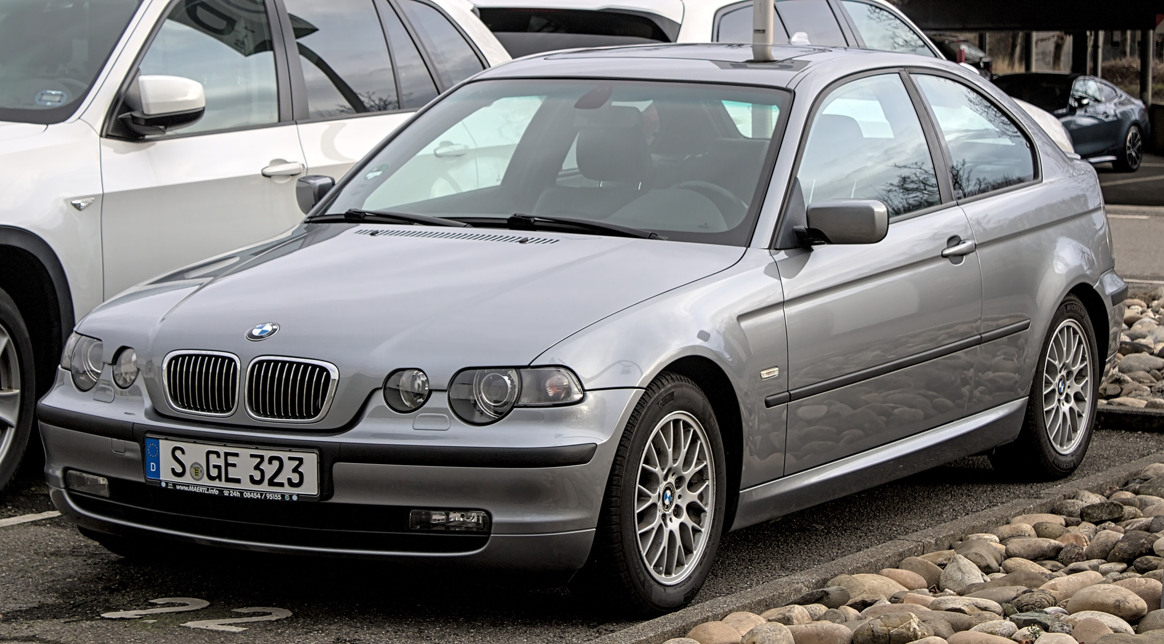 Серебристый хэтчбек BMW E46 Compact