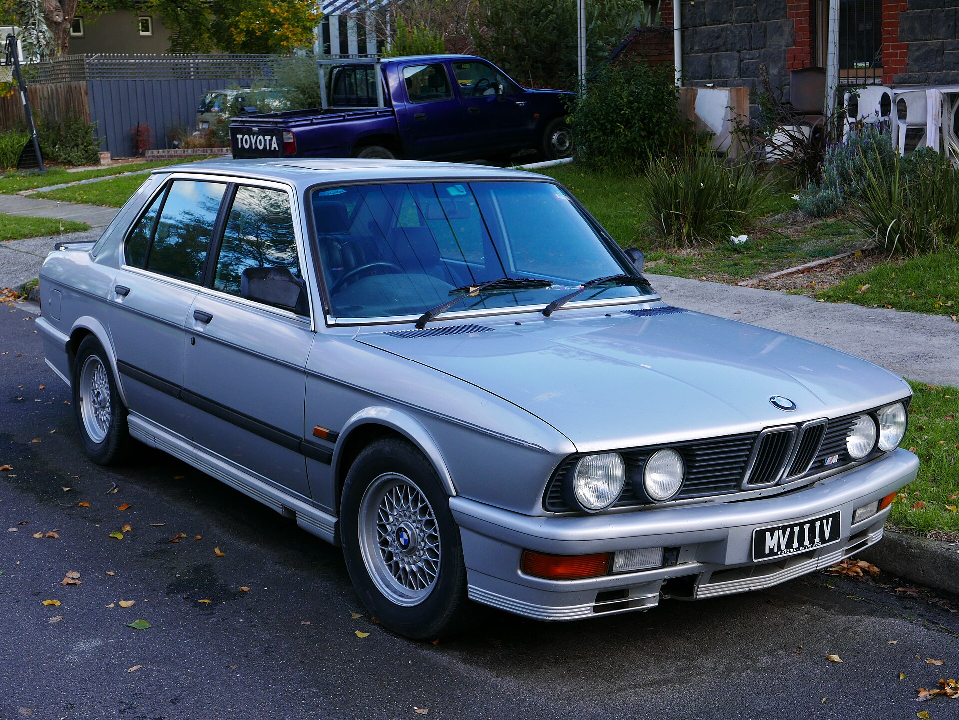 Седан BMW E28 на реальной лицензированной фотографии