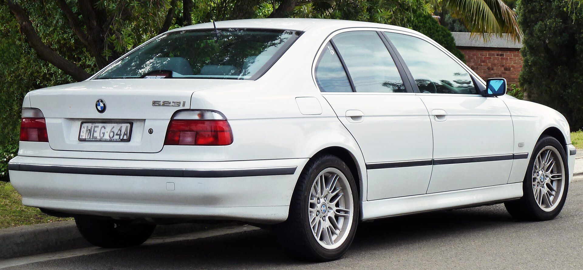 Седан BMW E39 на реальной лицензированной фотографии
