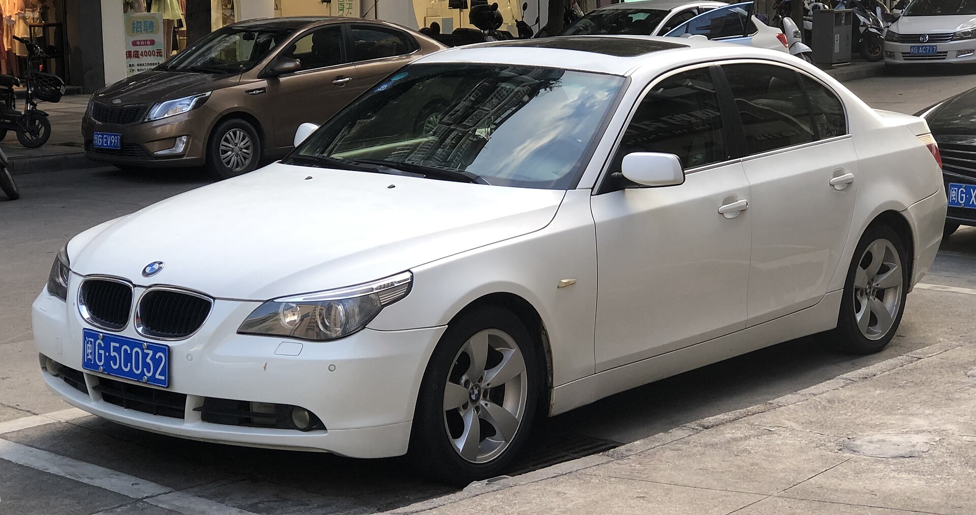 Удлинённый седан BMW E60 L на реальной лицензированной фотографии