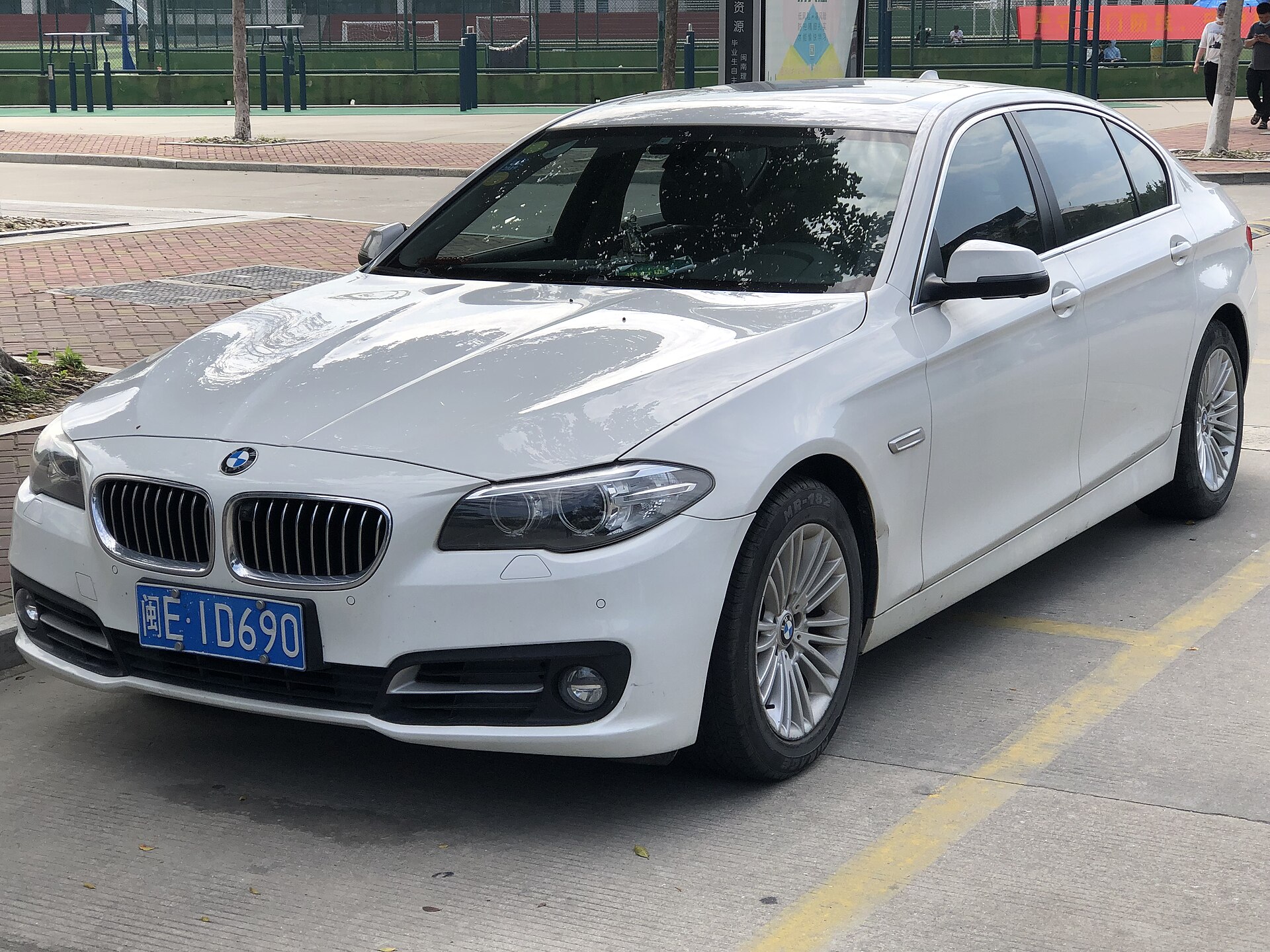 Удлинённый седан BMW F18 на реальной лицензированной фотографии