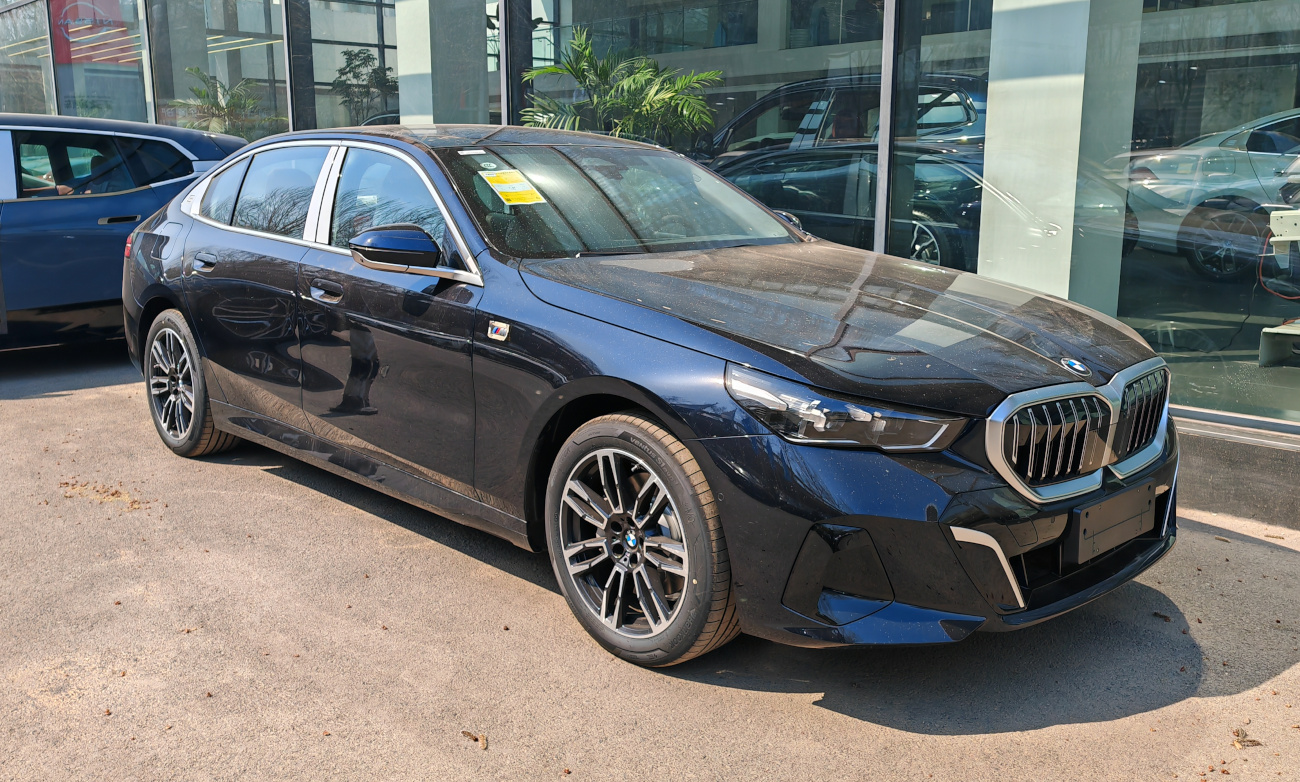 Удлинённый седан BMW G68 на реальной лицензированной фотографии