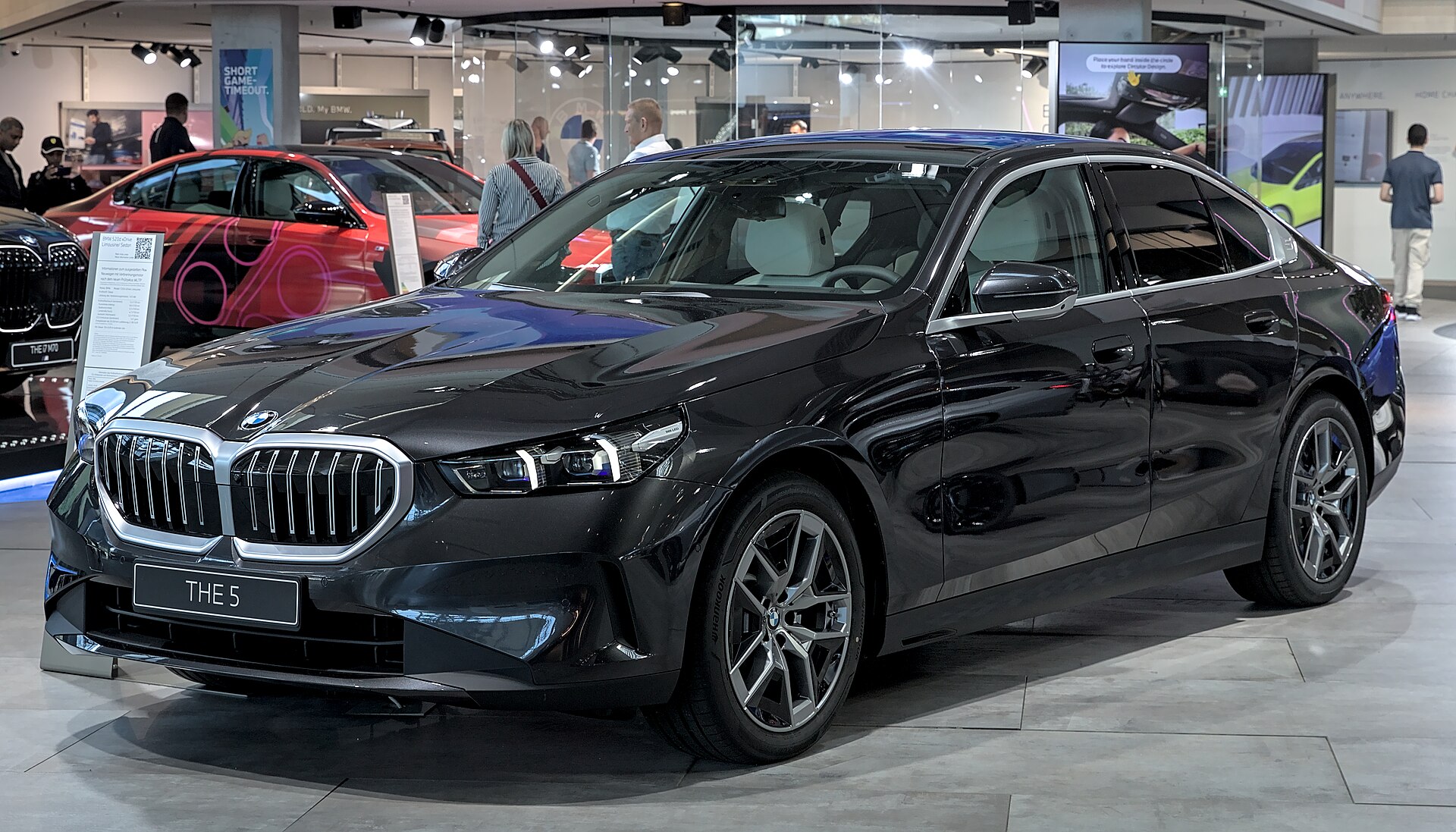 Седан BMW G60 на реальной лицензированной фотографии