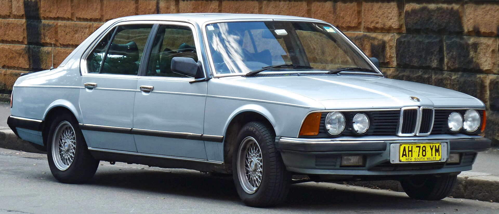 Седан BMW E23 на реальной лицензированной фотографии