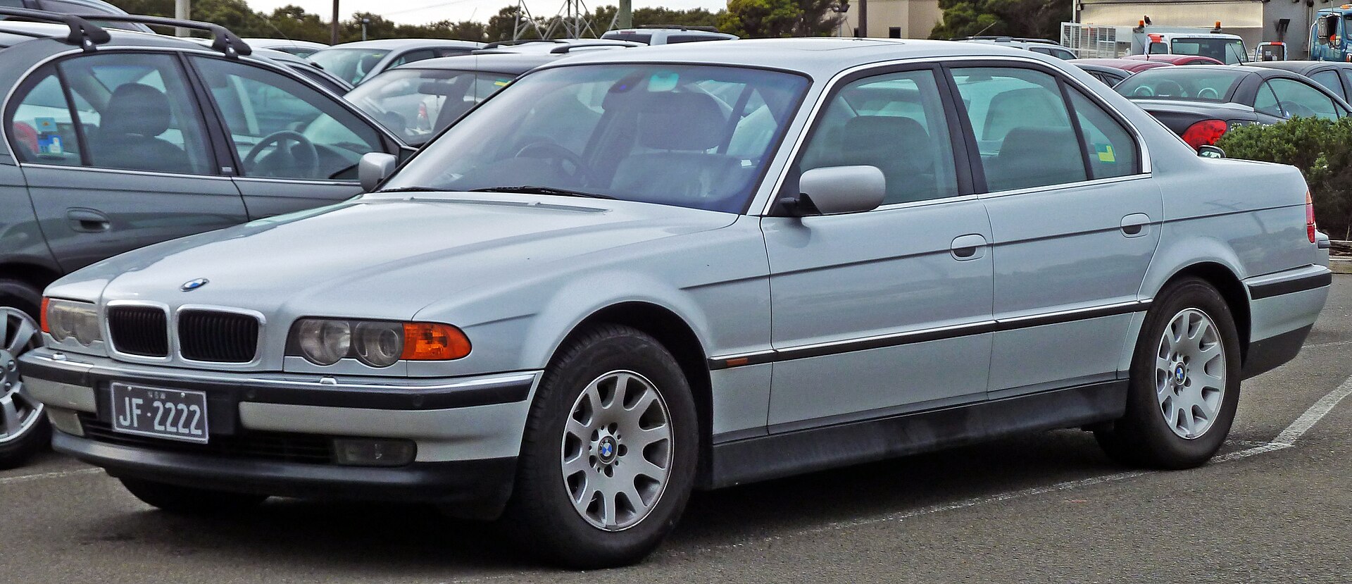 Седан BMW E38 на реальной лицензированной фотографии
