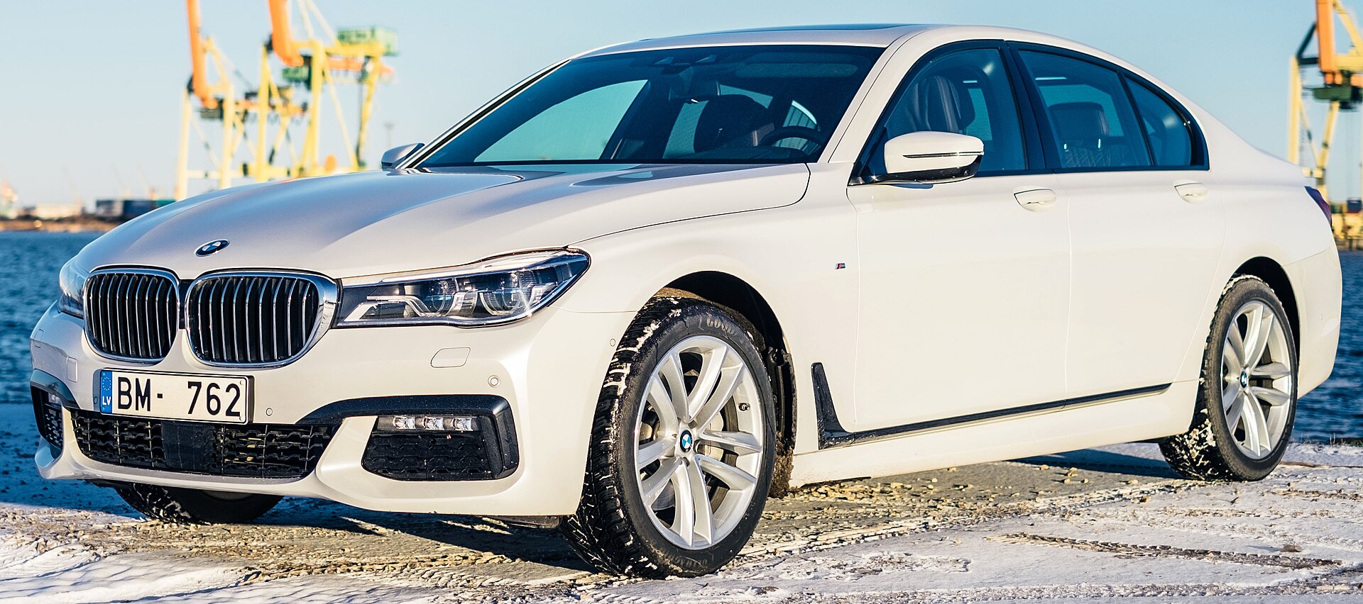 Седан BMW G11 на реальной лицензированной фотографии