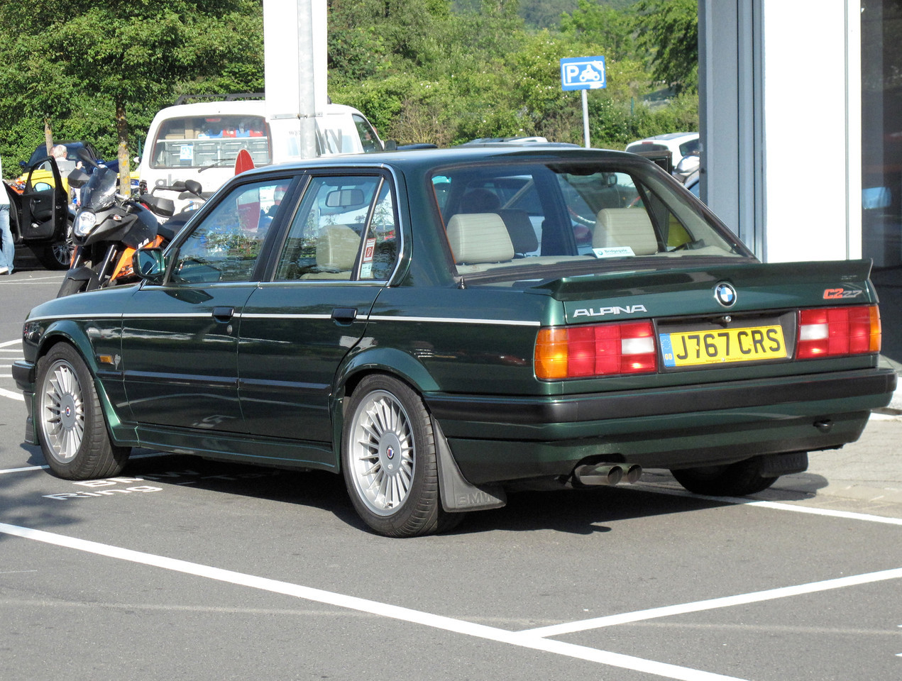 Седан BMW ALPINA B3 E30 Sedan на реальной лицензированной фотографии