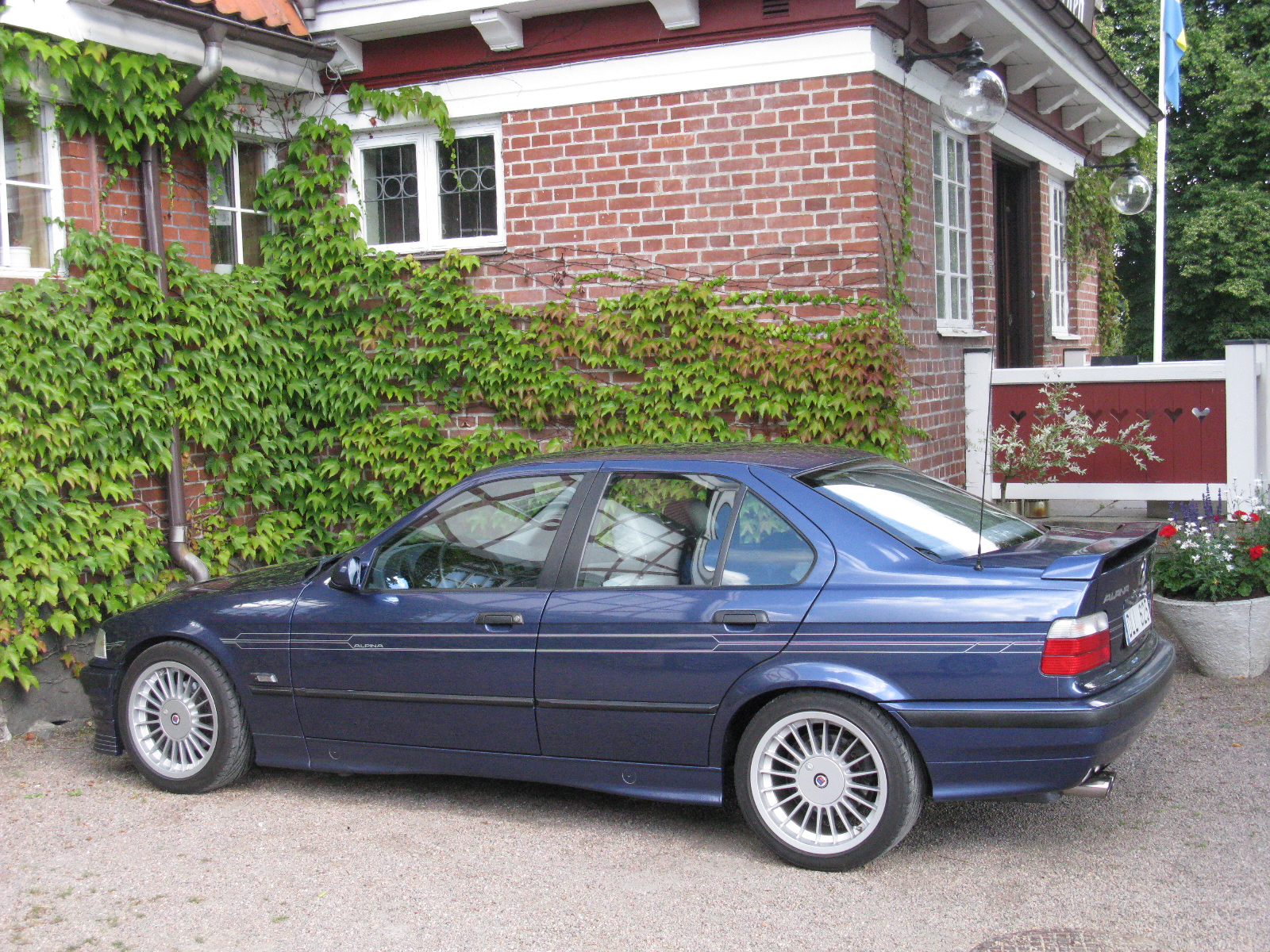 Седан BMW ALPINA B3 E36 Sedan на реальной лицензированной фотографии