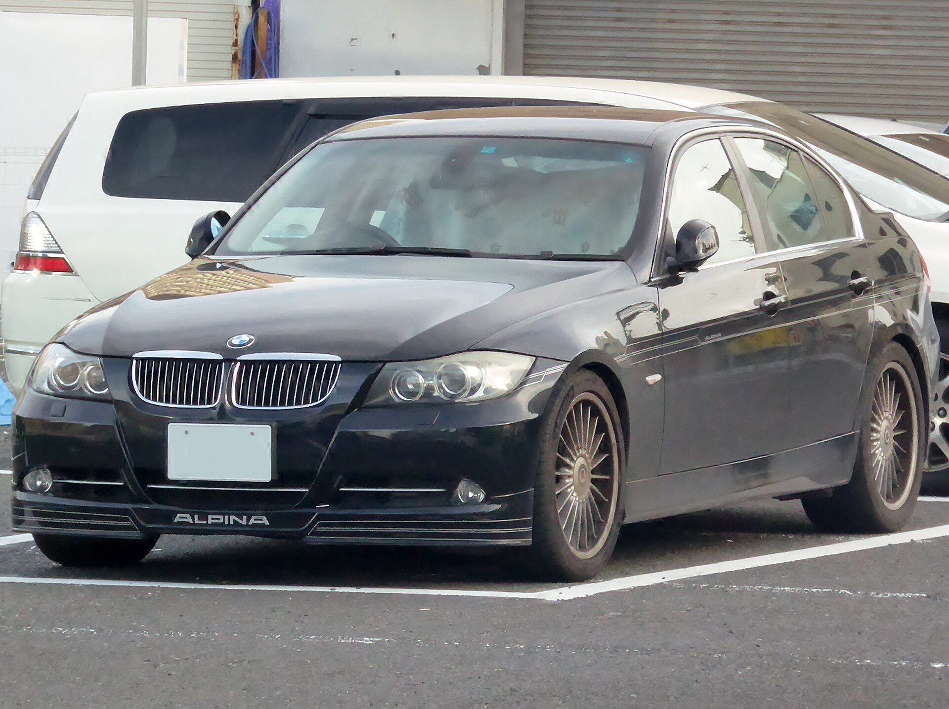 Седан BMW ALPINA B3/D3 E90 Sedan на реальной лицензированной фотографии