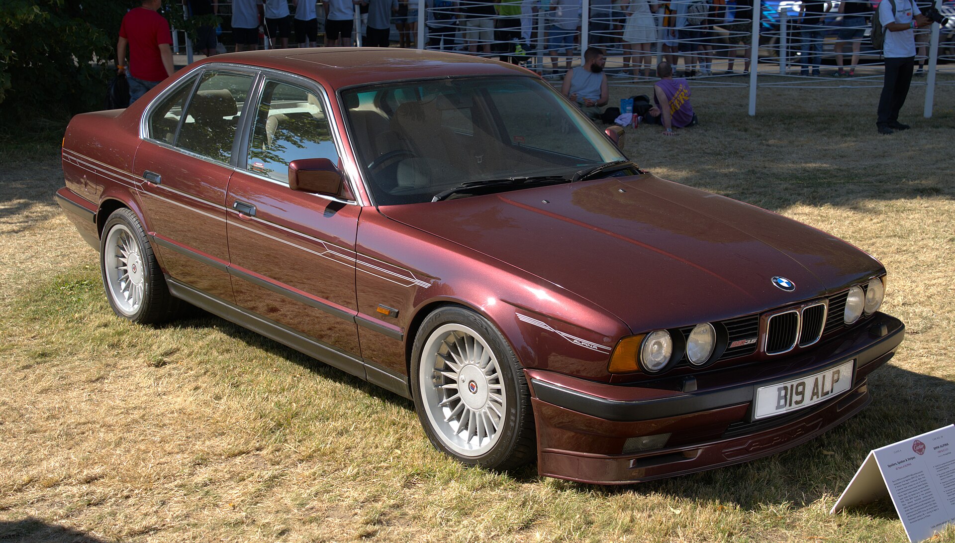 Седан BMW ALPINA B10 E34 Sedan на реальной лицензированной фотографии