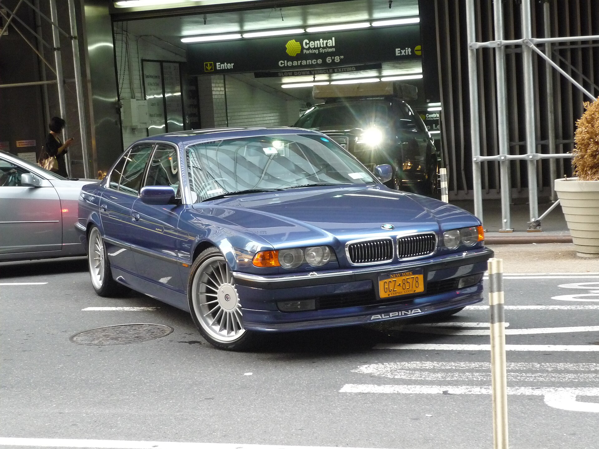 Удлинённый седан BMW ALPINA B12 E38 L на реальной лицензированной фотографии