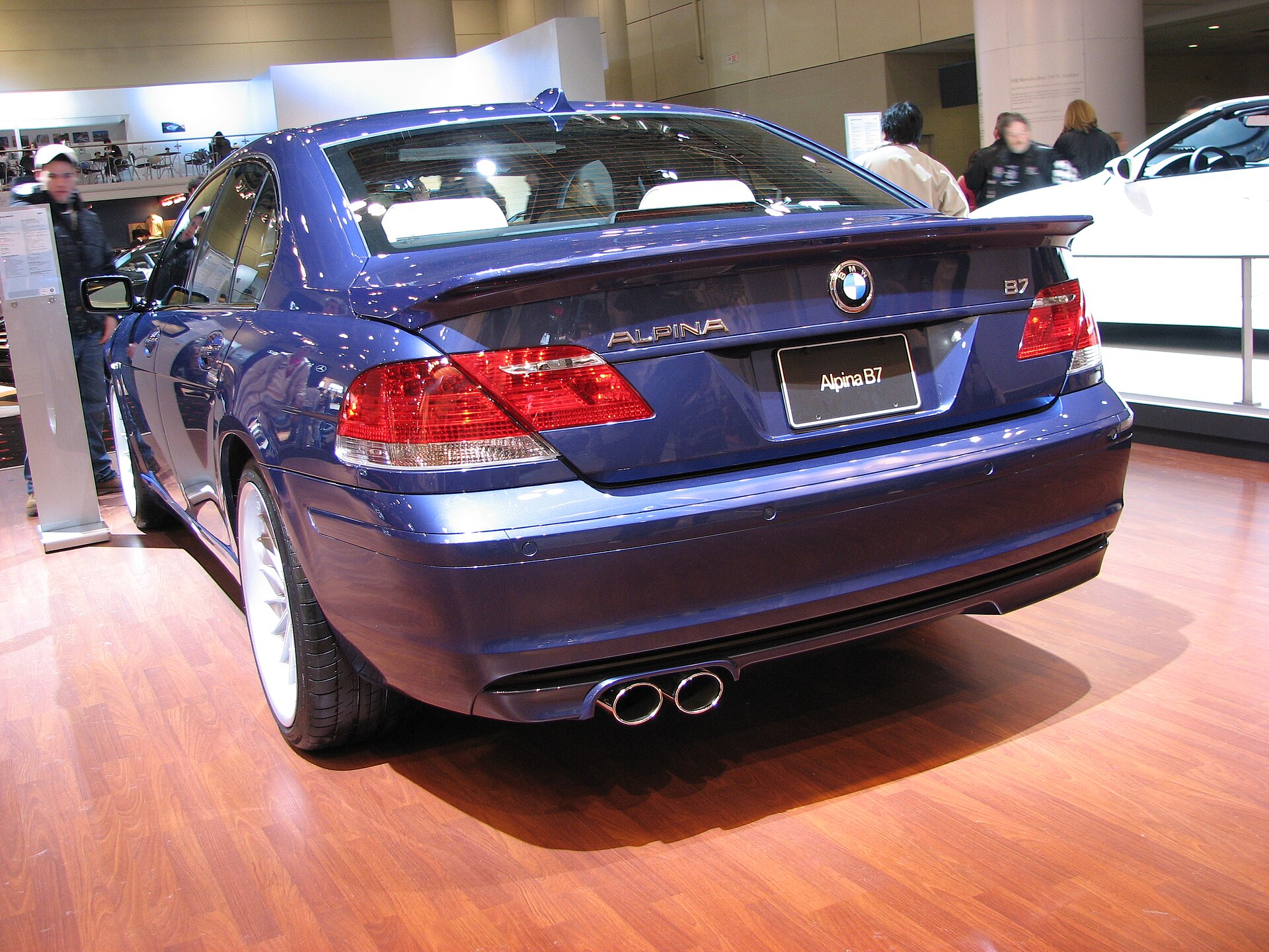 Удлинённый седан BMW ALPINA B7 E66 на реальной лицензированной фотографии