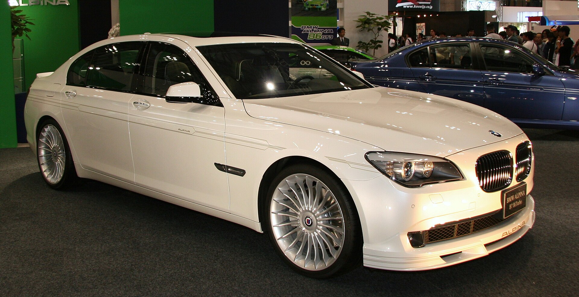 Удлинённый седан BMW ALPINA B7 F02 на реальной лицензированной фотографии