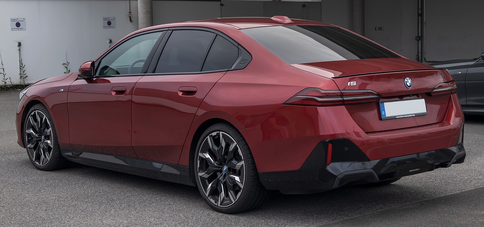 Седан BMW G60 на реальной лицензированной фотографии