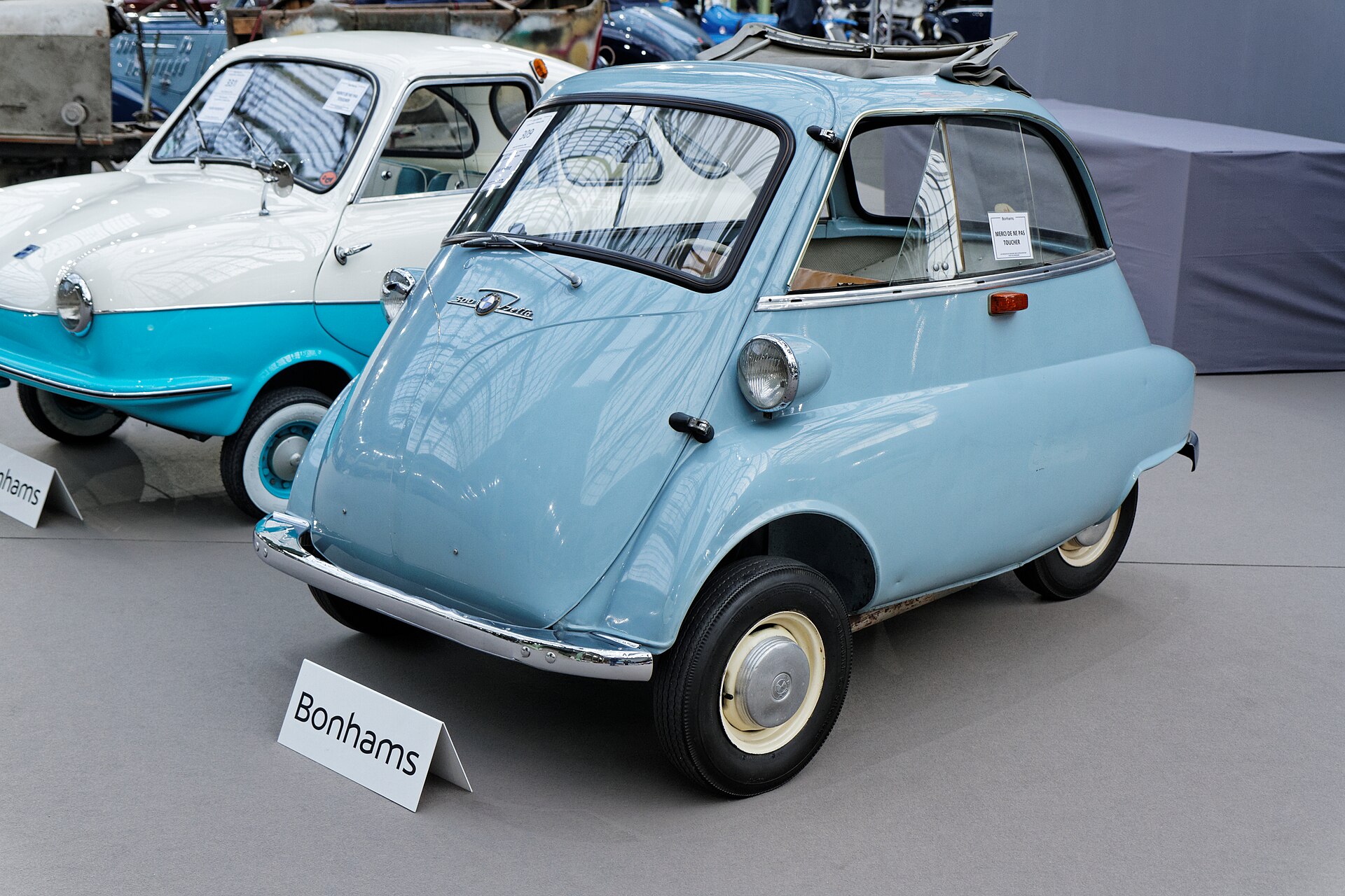 Микроавтомобиль BMW Isetta на реальной лицензированной фотографии