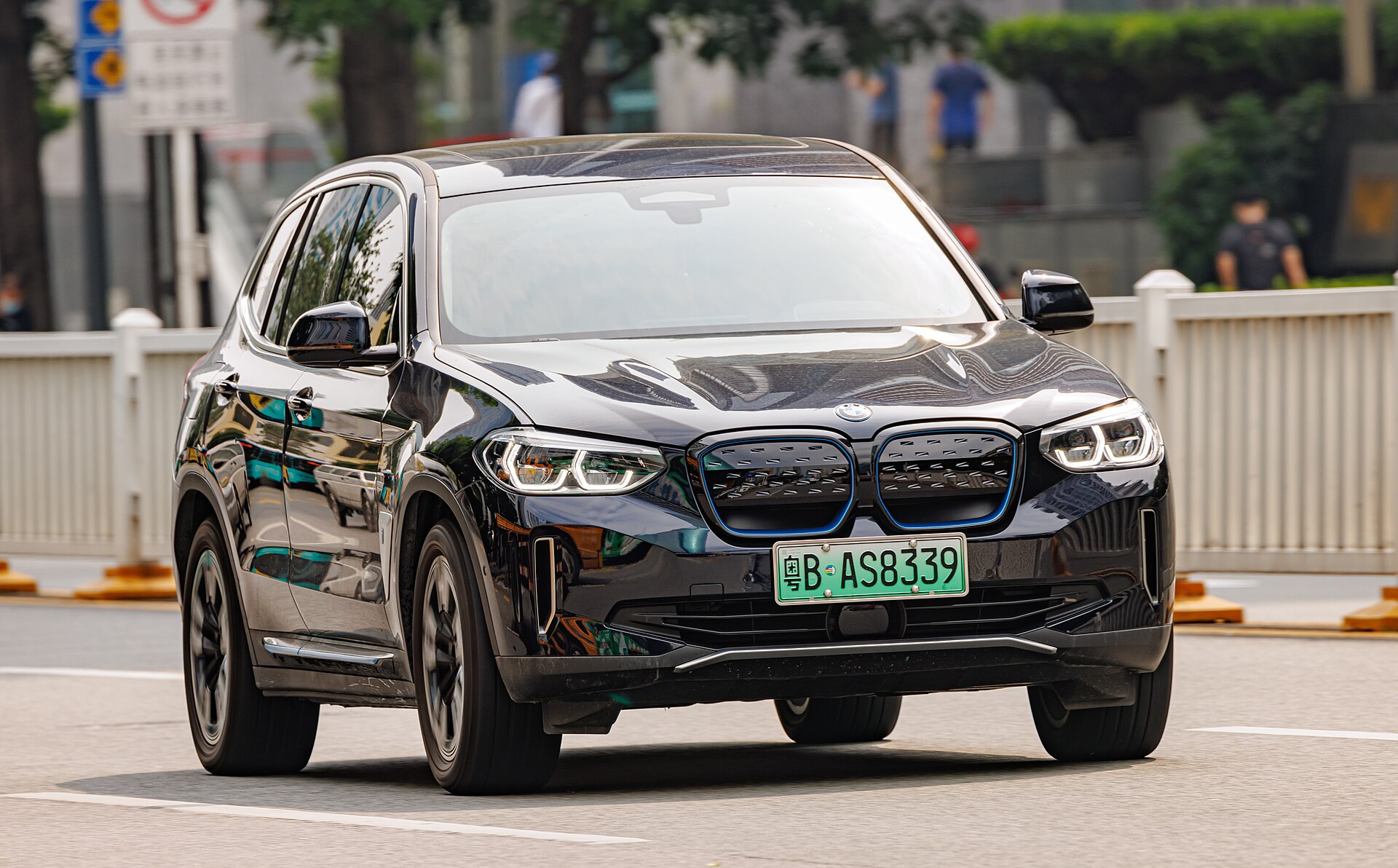 Кроссовер SAV BMW G08 на реальной лицензированной фотографии