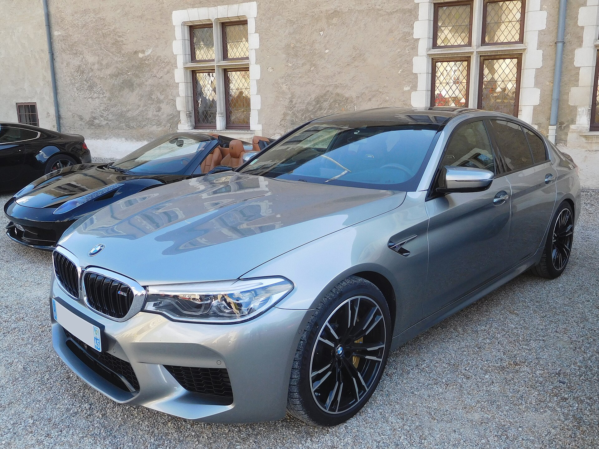 Седан BMW F90 на реальной лицензированной фотографии