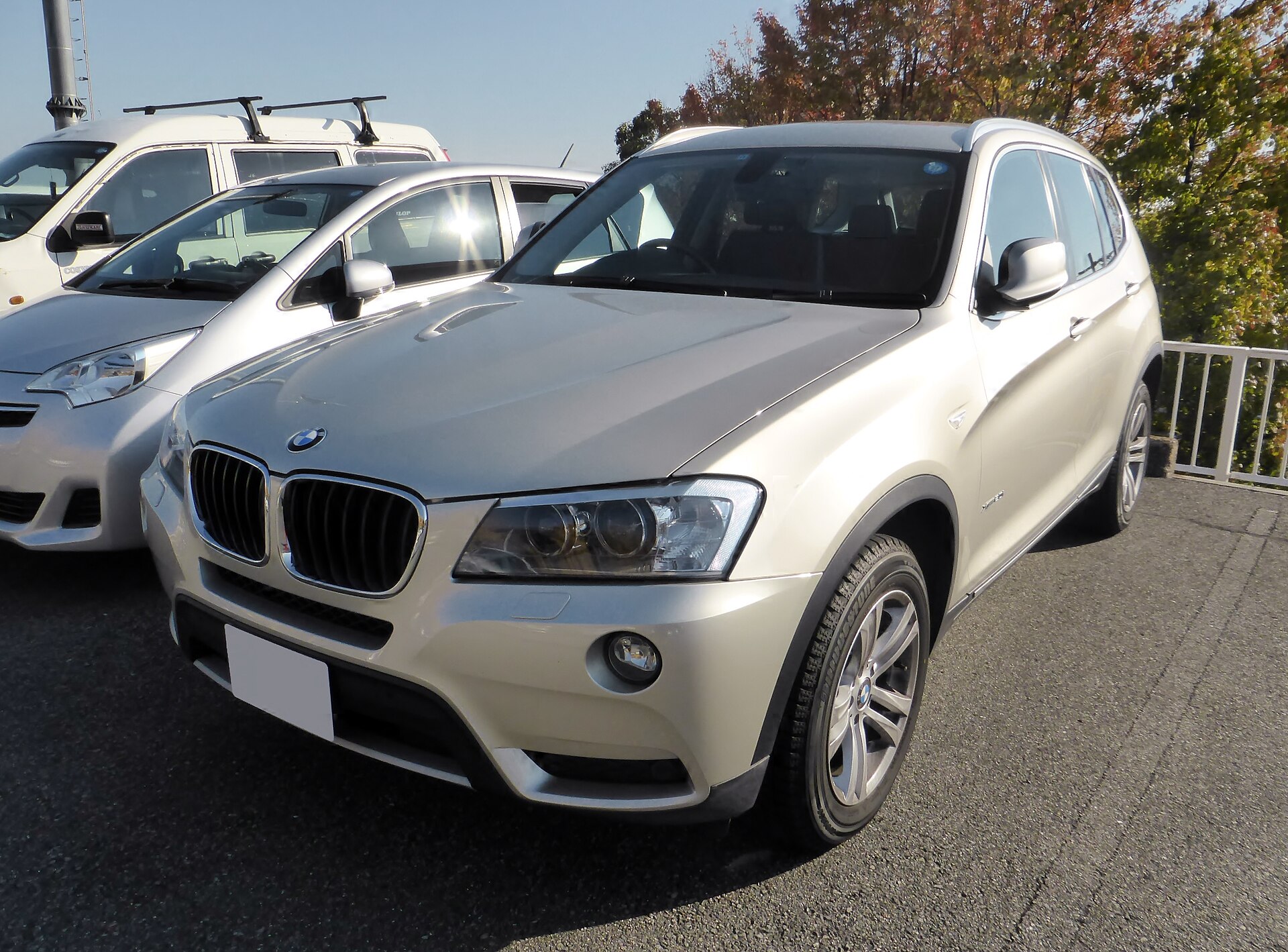 Кроссовер SAV BMW F25 на реальной лицензированной фотографии