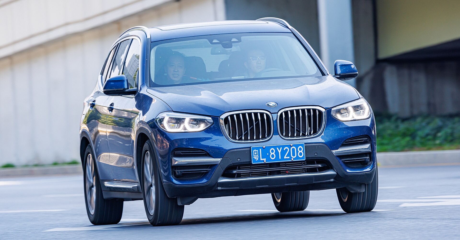 Кроссовер SAV BMW G01 на реальной лицензированной фотографии