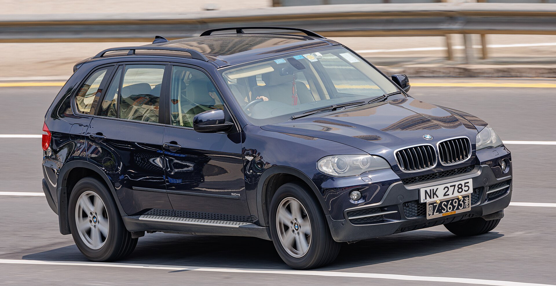 Кроссовер SAV BMW E70 на реальной лицензированной фотографии