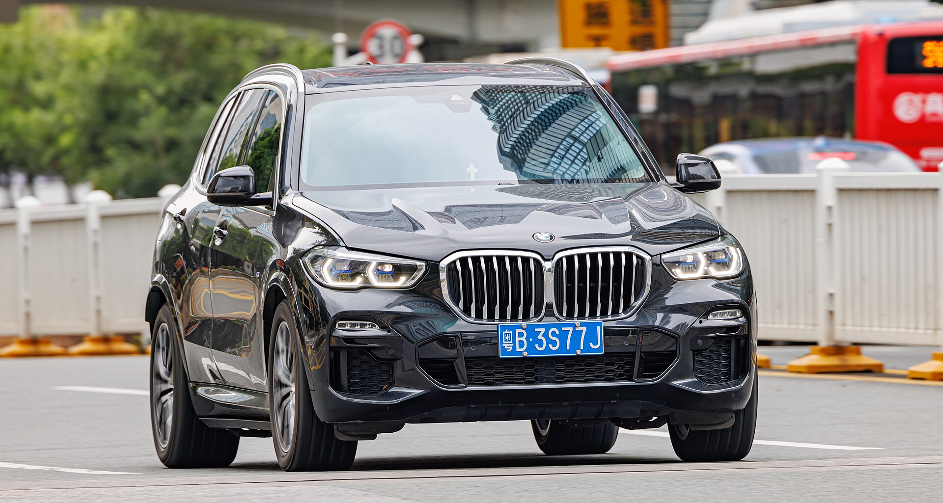 Кроссовер SAV BMW G05 на реальной лицензированной фотографии