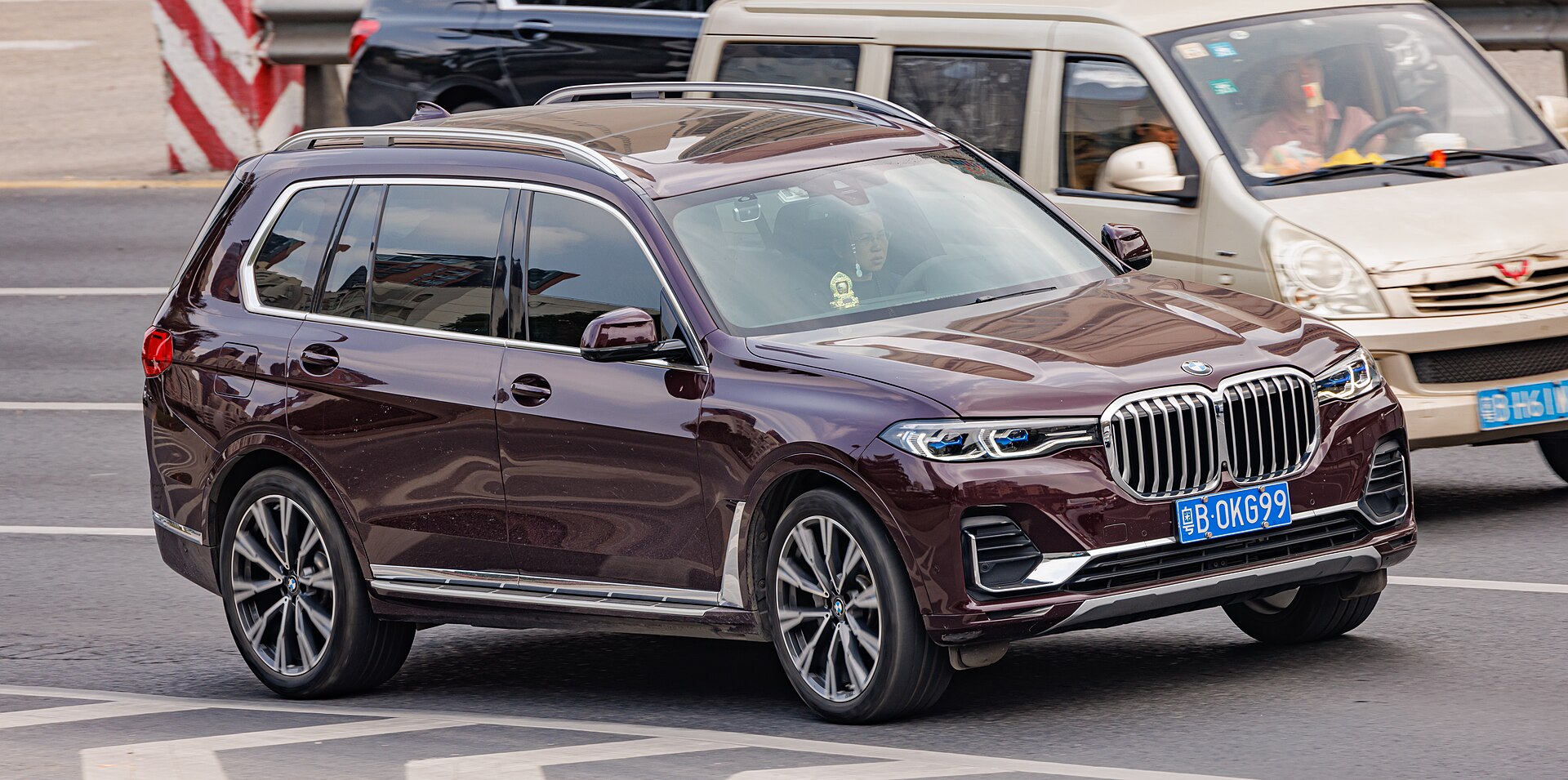 Кроссовер SAV BMW G07 на реальной лицензированной фотографии