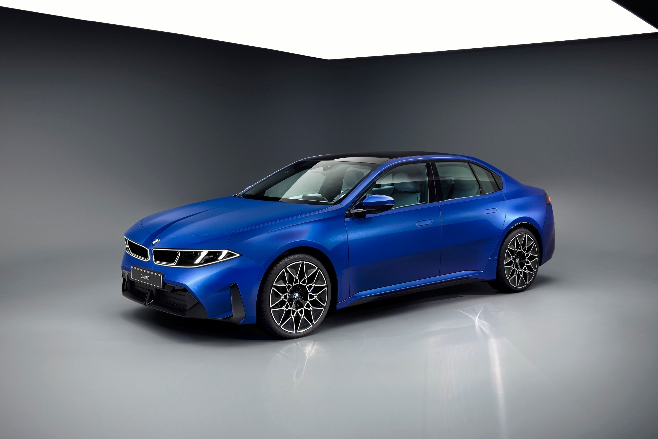 Blue BMW i3 50 xDrive NA0 in the official front three-quarter launch photograph