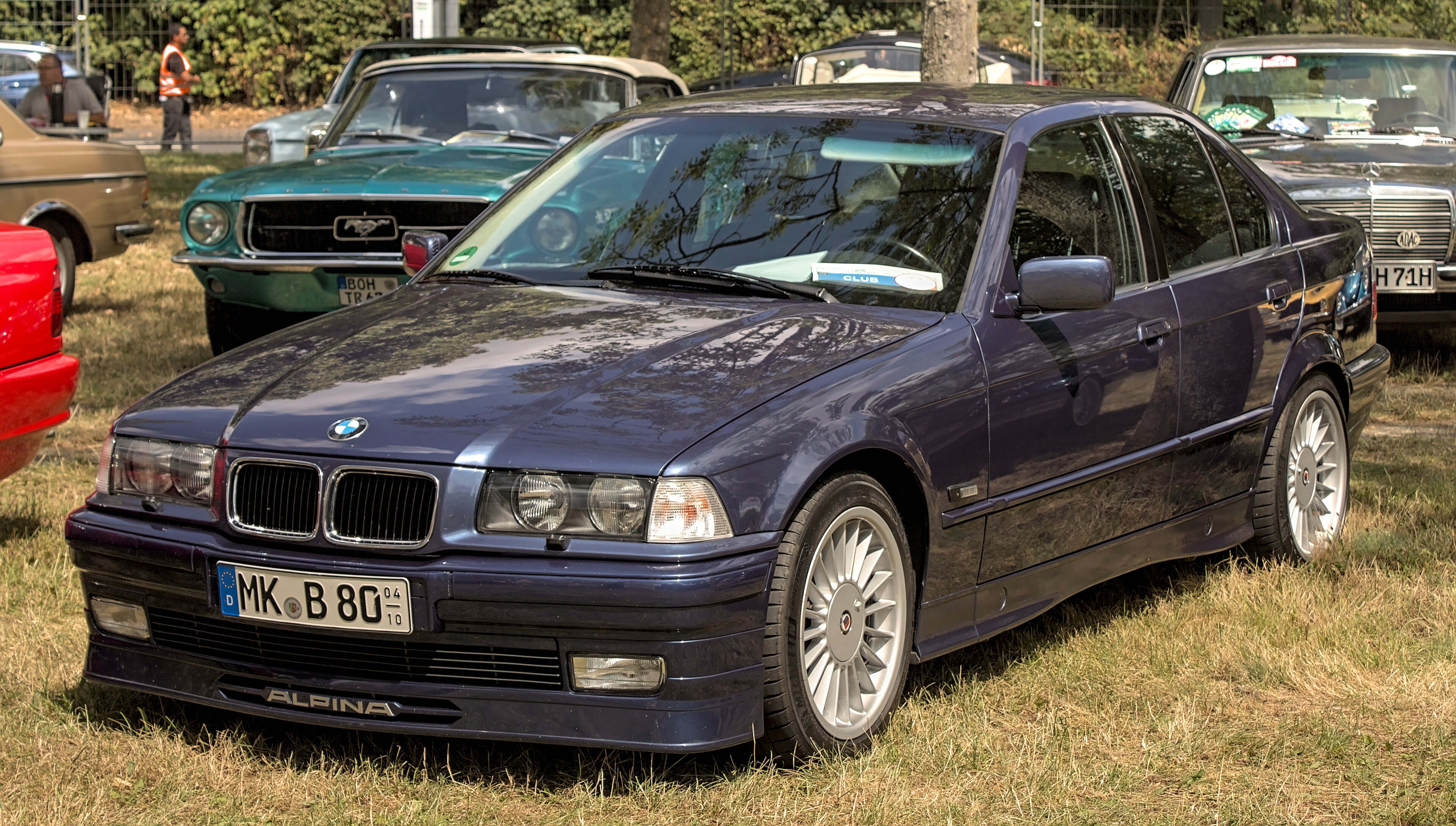 Синий Alpina на базе седана BMW E36 на выставке Classic Days