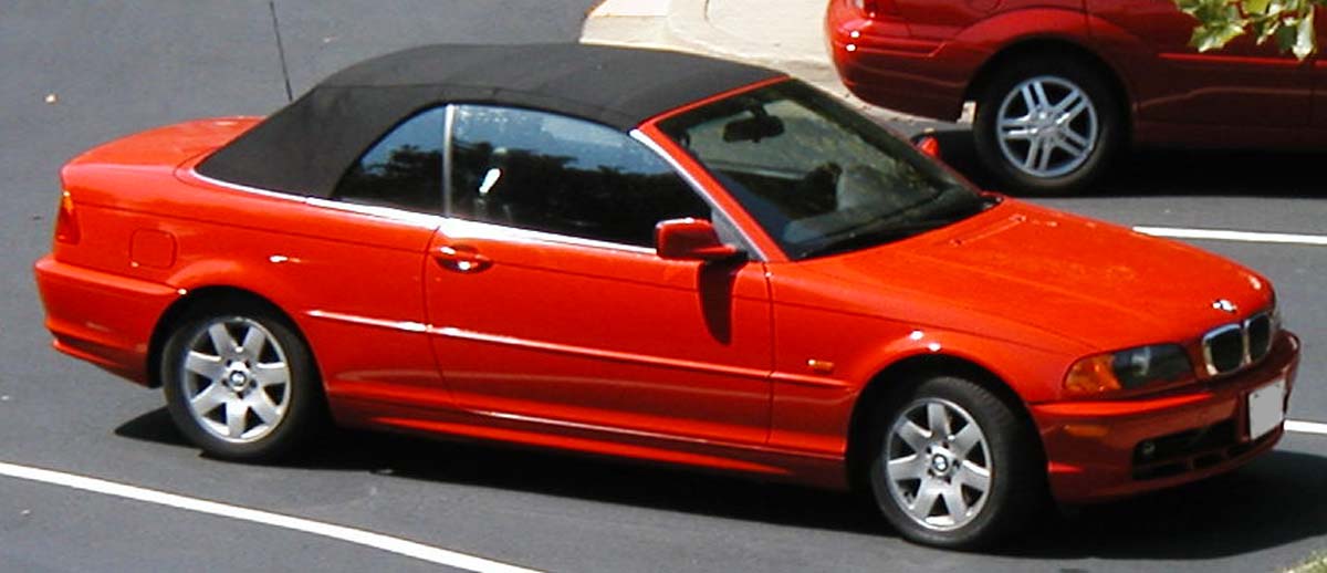 Красный кабриолет BMW E46 в ракурсе сверху и сбоку