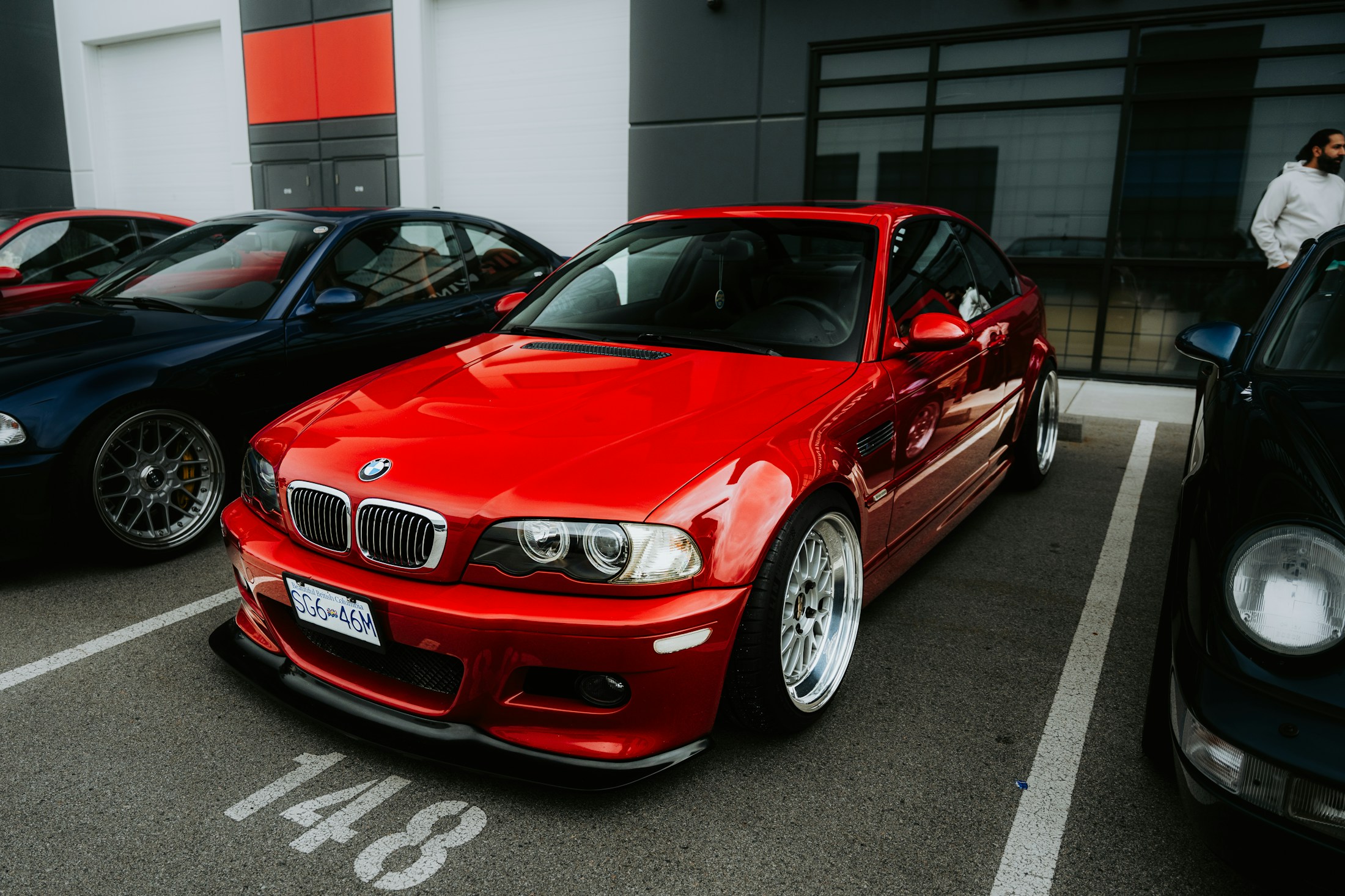 Красное купе BMW M3 поколения E46 на встрече автомобилей