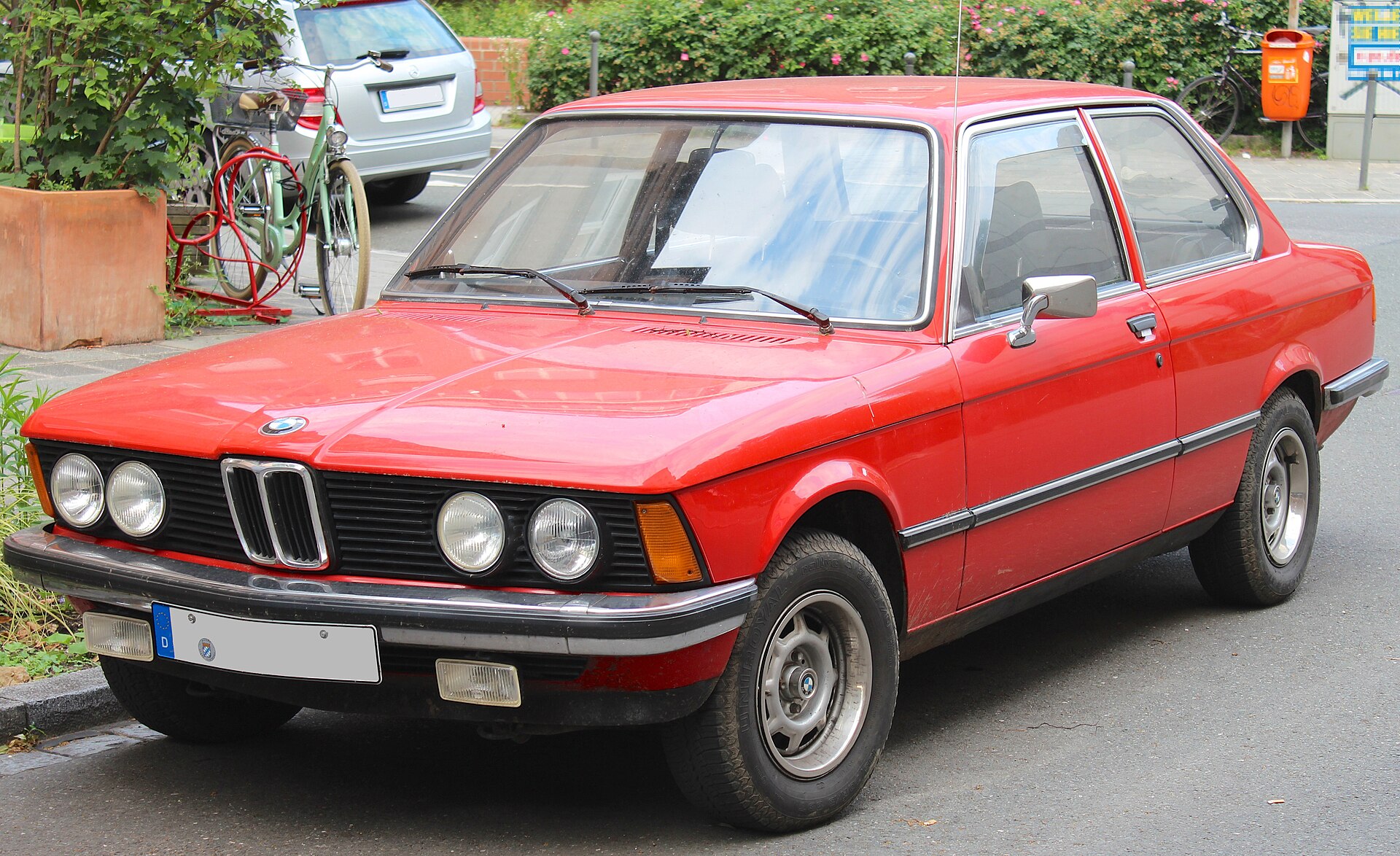 Красный BMW 3 серии E21 в ракурсе три четверти спереди